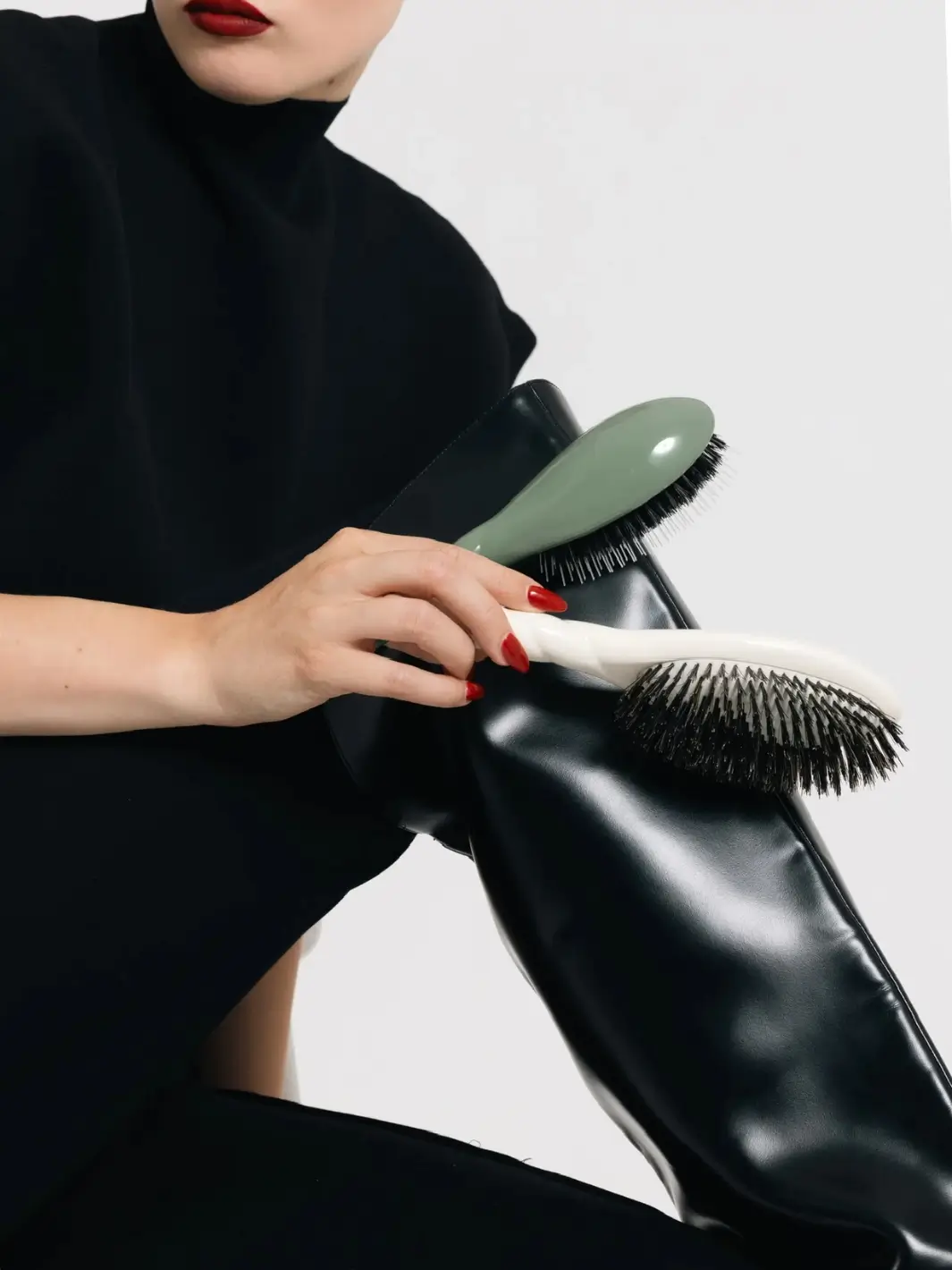 N.02 Large The Essential Detangling & Conditioning Brush - Image 15