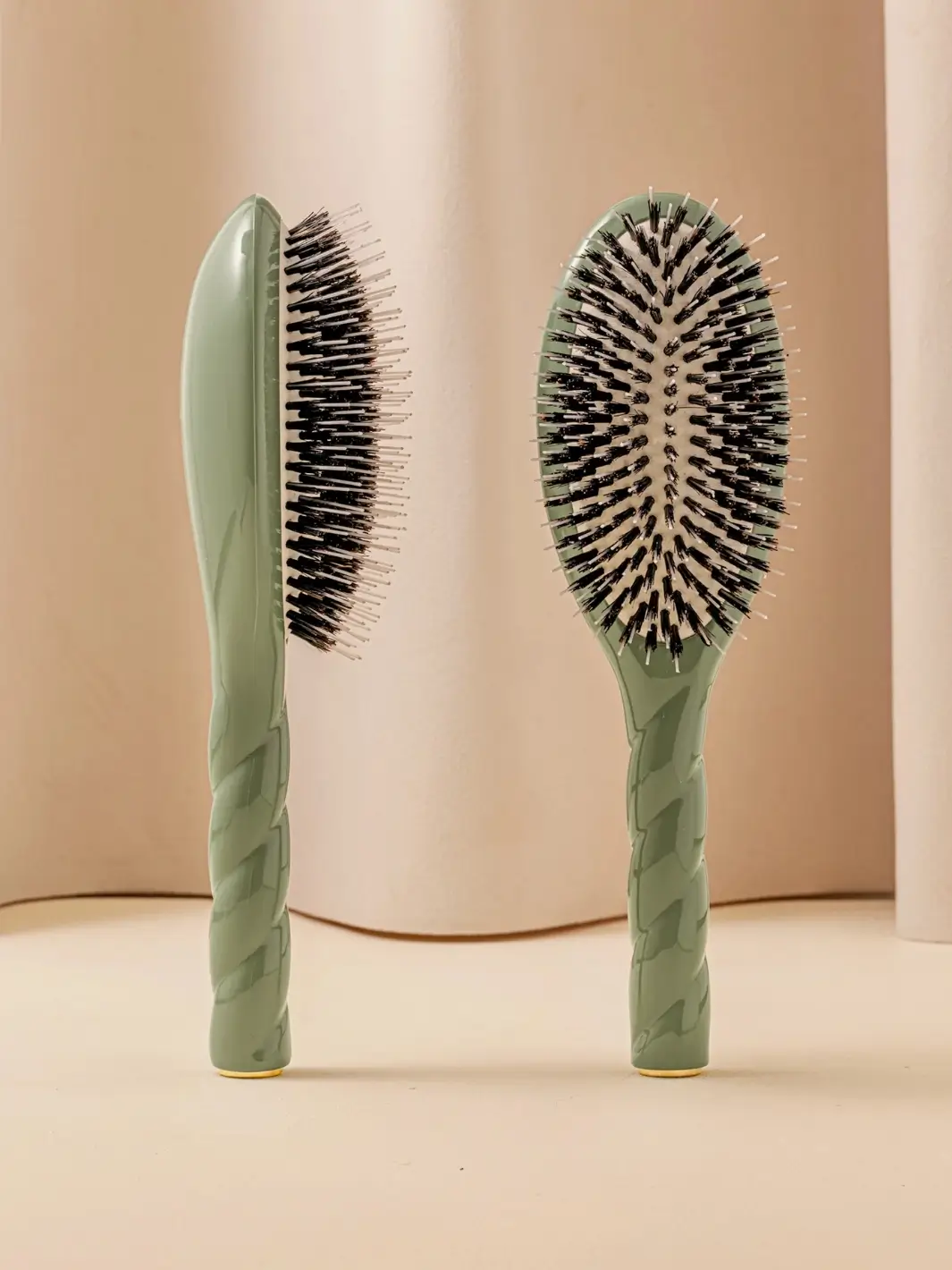 N.02 Large The Essential Detangling & Conditioning Brush - Image 16