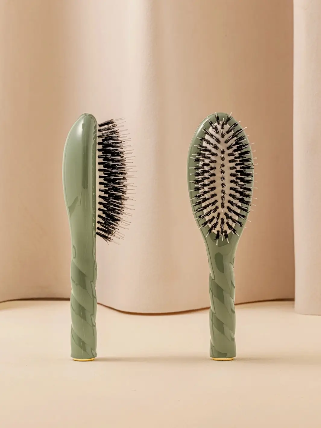 N.02 Small The Essential Detangling & Conditioning Brush - Image 12