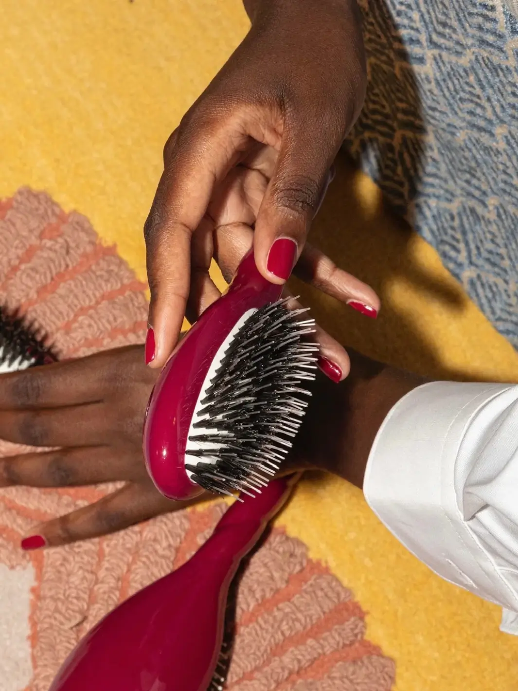 N.02 Small The Essential Detangling & Conditioning Brush - Image 3