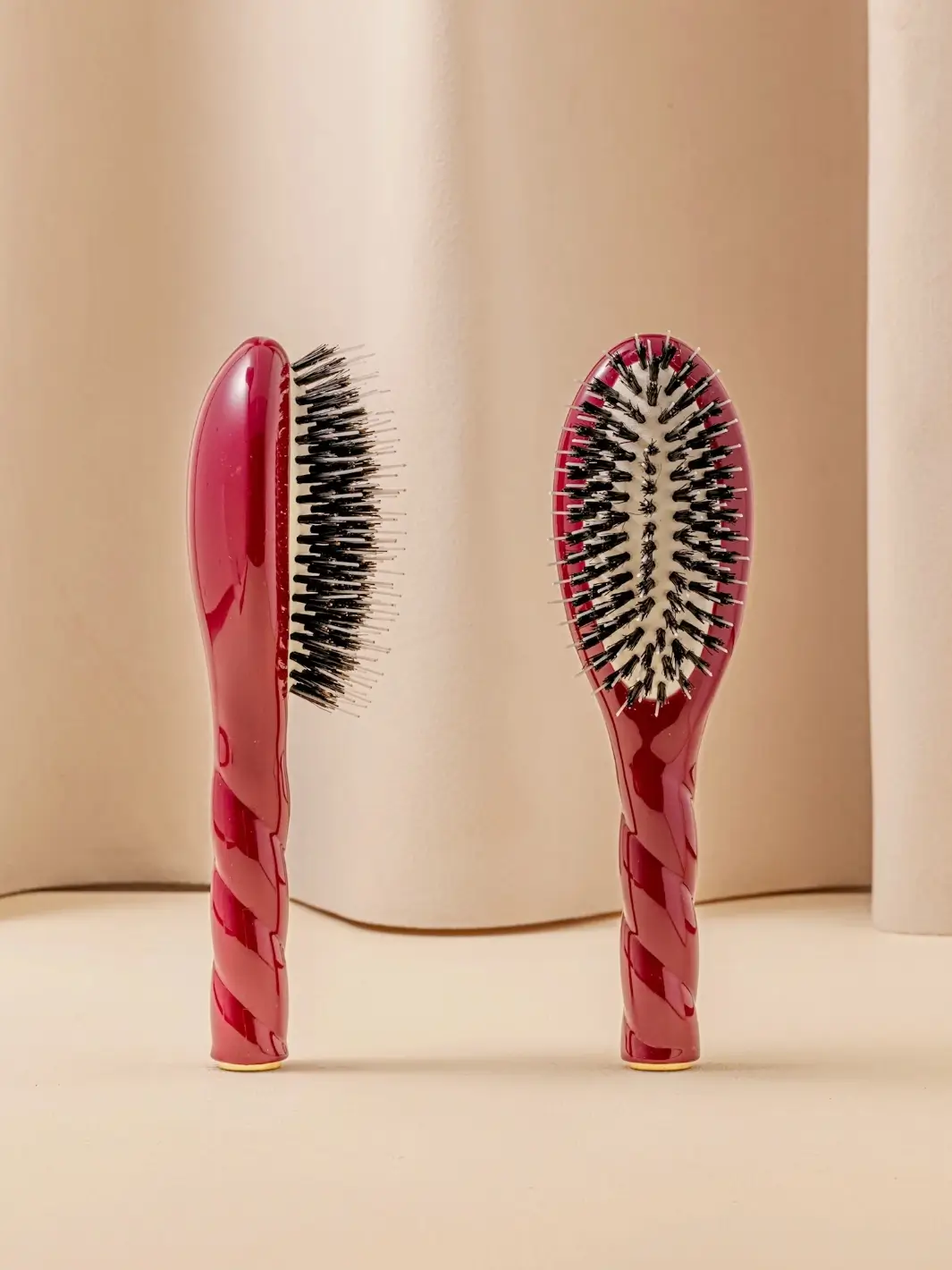 N.02 Small The Essential Detangling & Conditioning Brush - Image 4