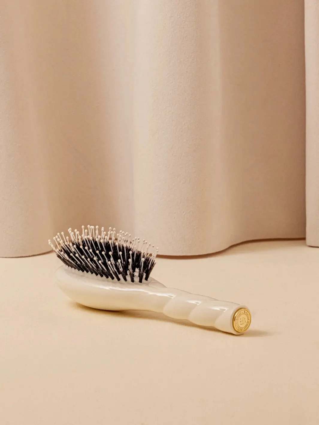 N.03 Small The Essential Softness & Sensitive Scalp Brush - Image 27
