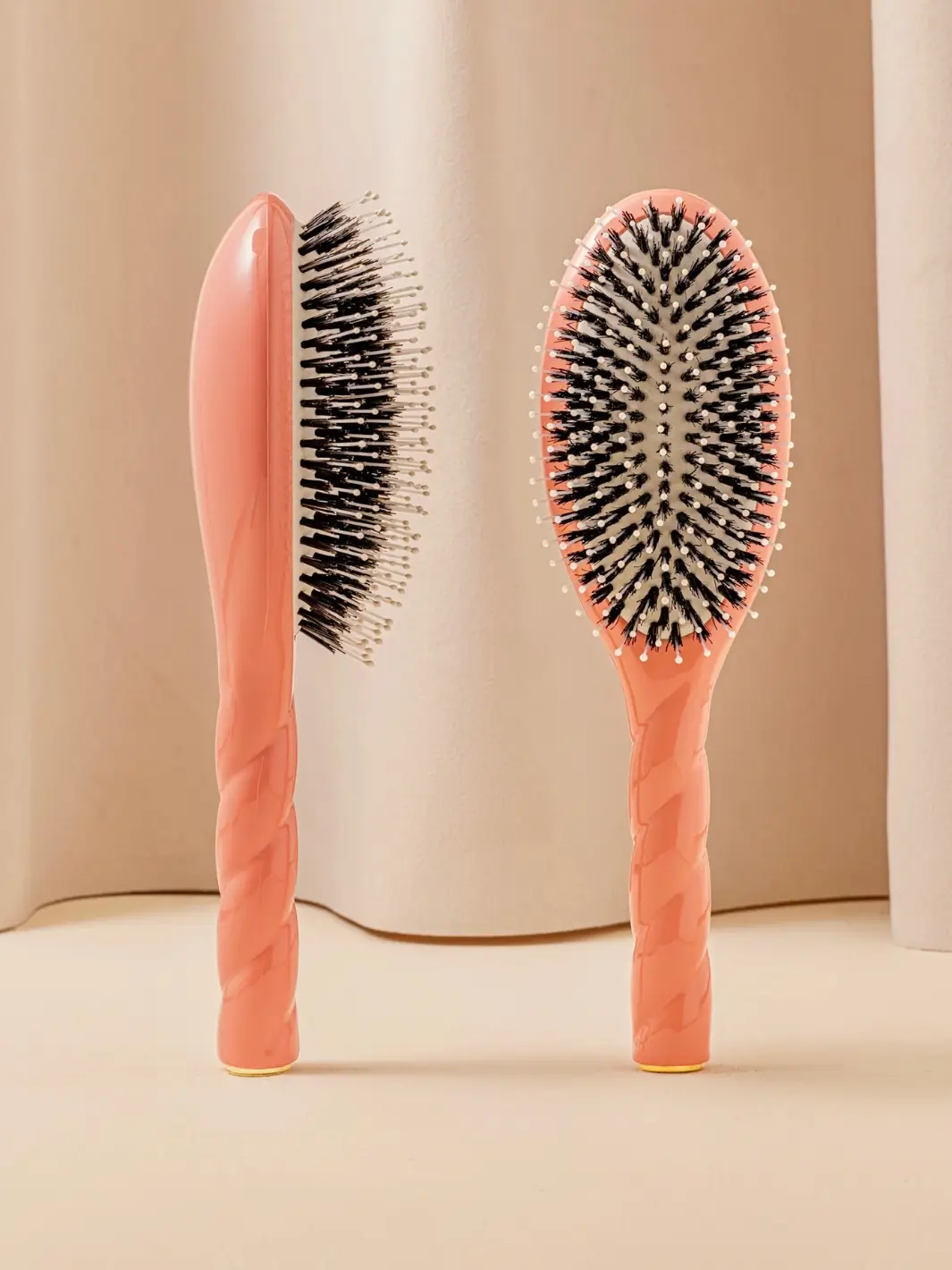N.03 Large The Essential Softness & Sensitive Scalp Brush - Image 14