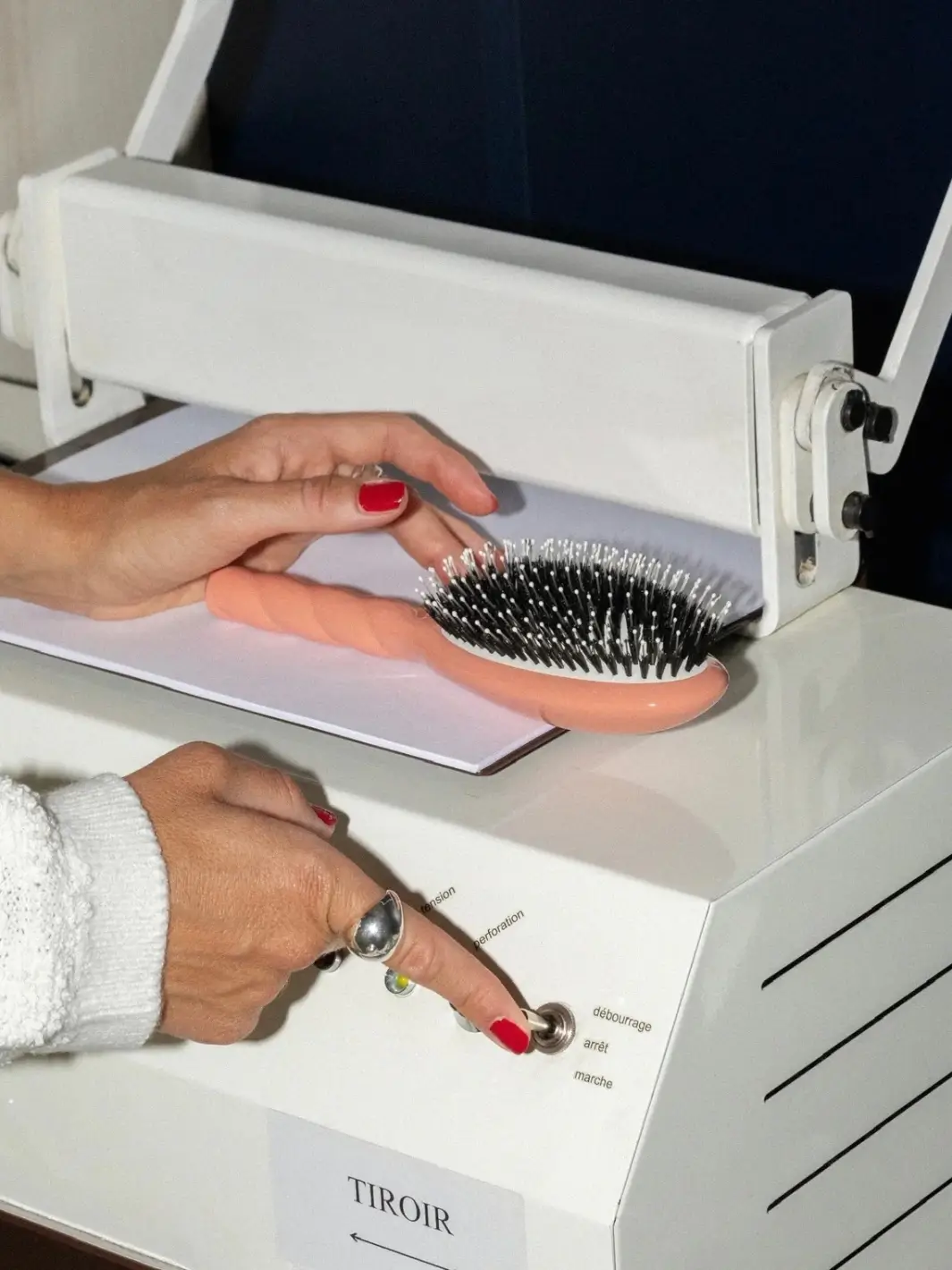 N.03 Large The Essential Softness & Sensitive Scalp Brush - Image 17