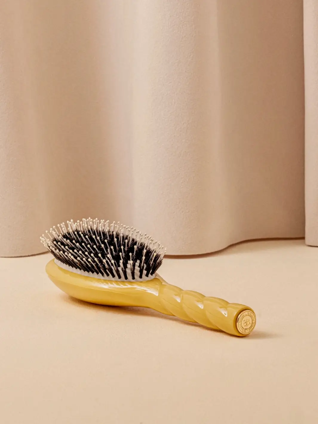 N.03 Large The Essential Softness & Sensitive Scalp Brush - Image 24