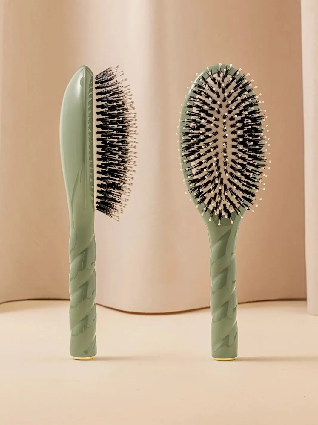 N.03 Large The Essential Softness & Sensitive Scalp Brush - Image 26
