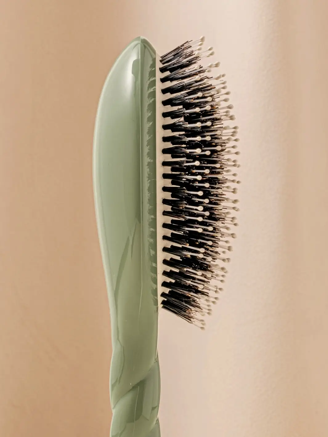 N.03 Large The Essential Softness & Sensitive Scalp Brush - Image 27