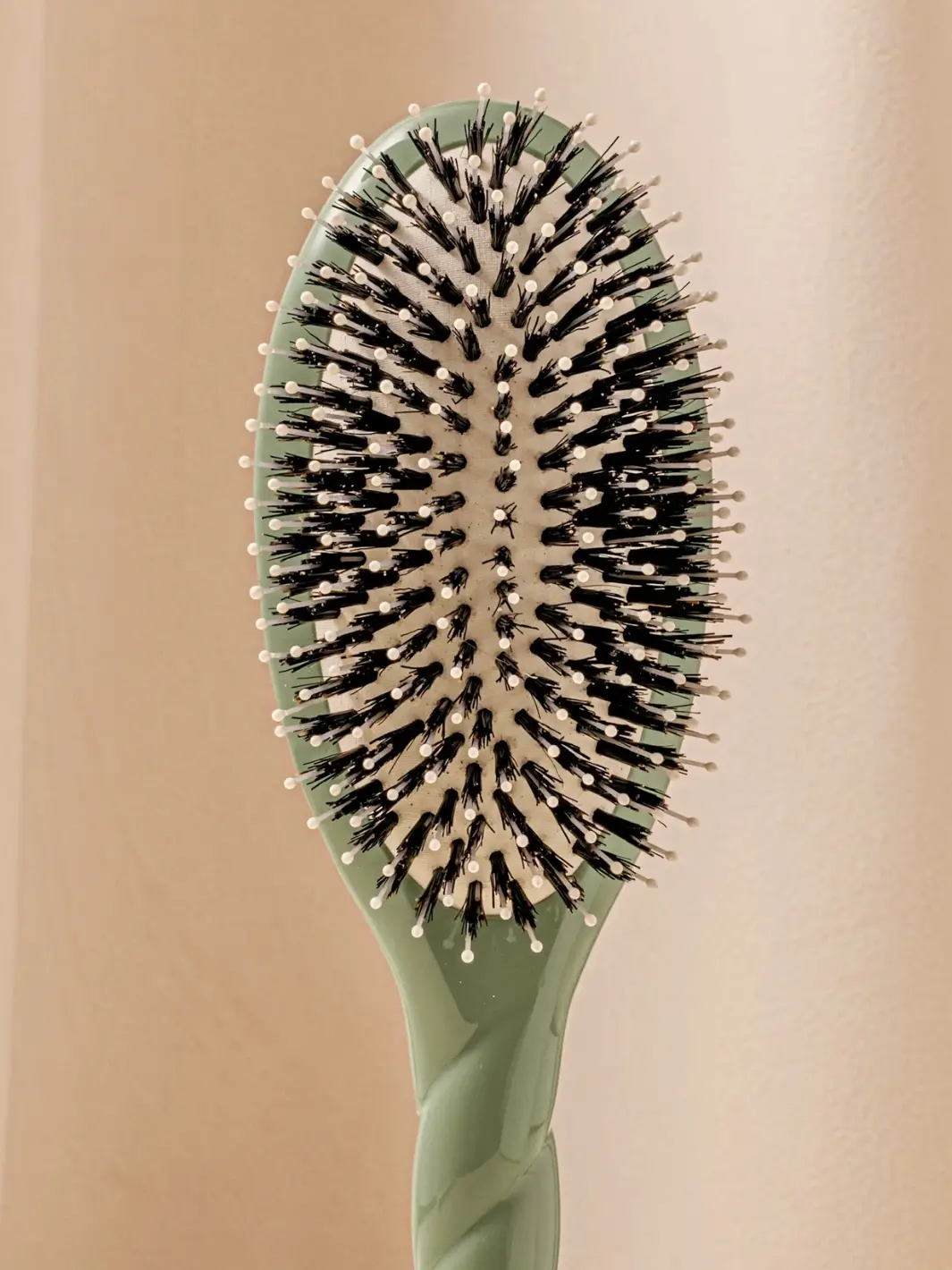 N.03 Large The Essential Softness & Sensitive Scalp Brush - Image 28