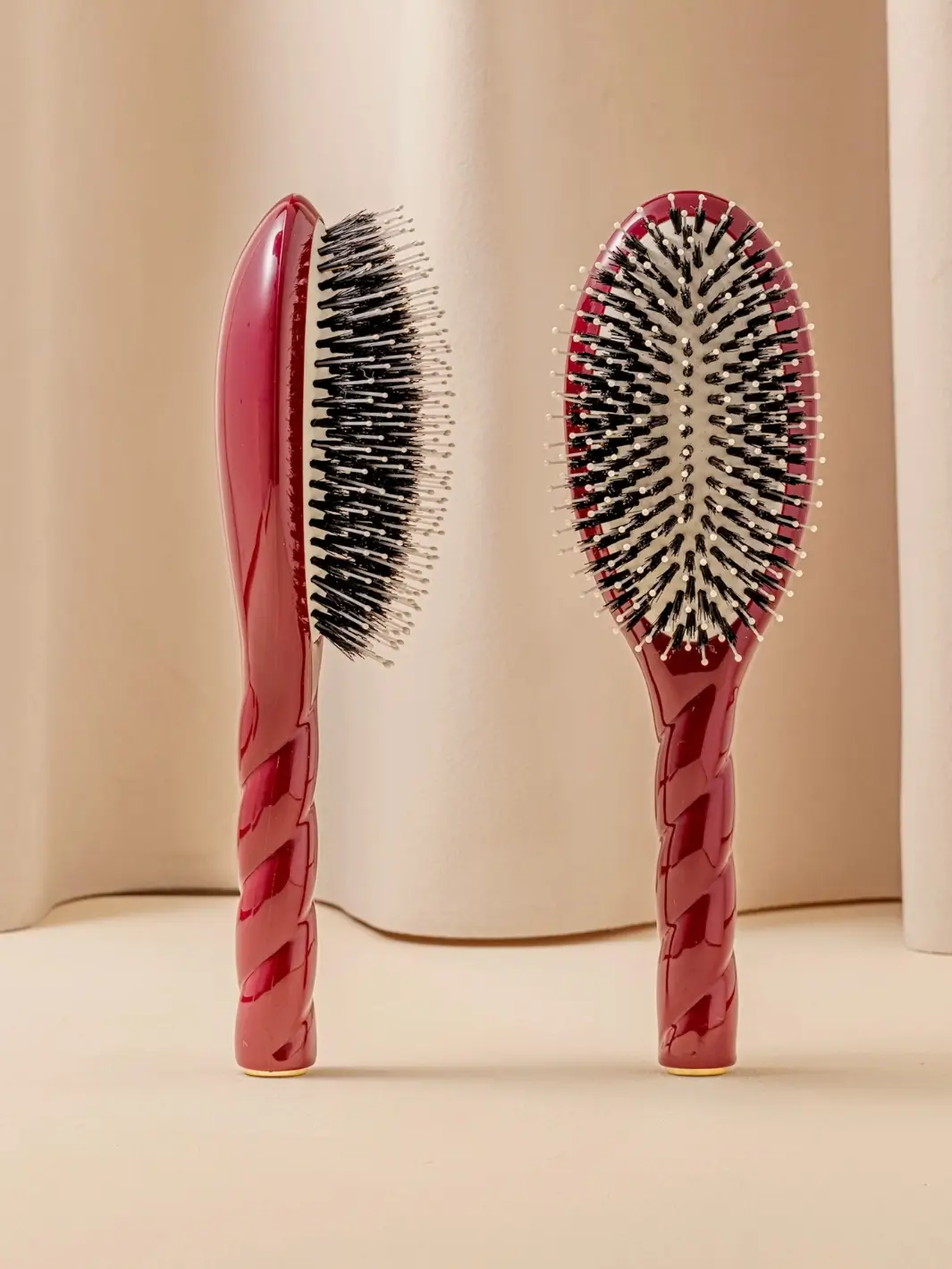 N.03 Large The Essential Softness & Sensitive Scalp Brush - Image 3
