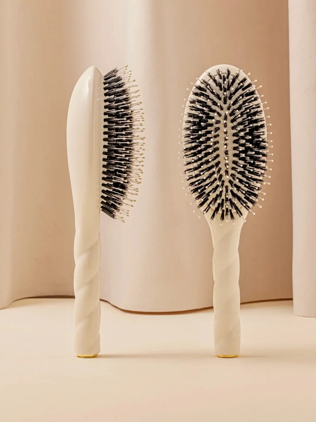 N.03 Large The Essential Softness & Sensitive Scalp Brush - Image 31