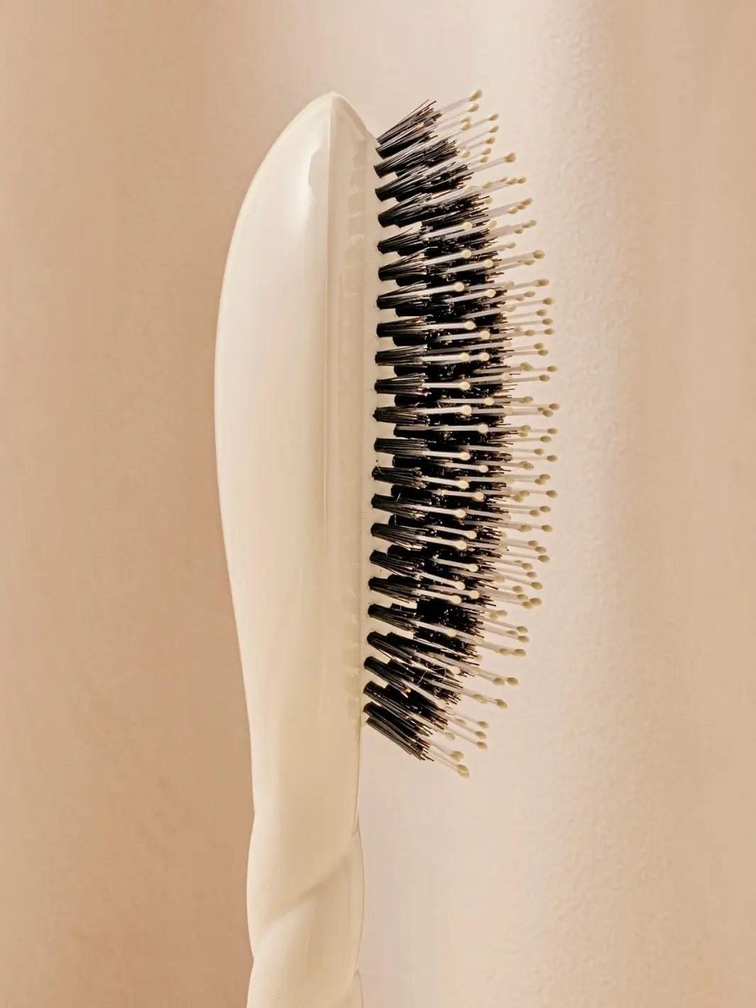 N.03 Large The Essential Softness & Sensitive Scalp Brush - Image 32