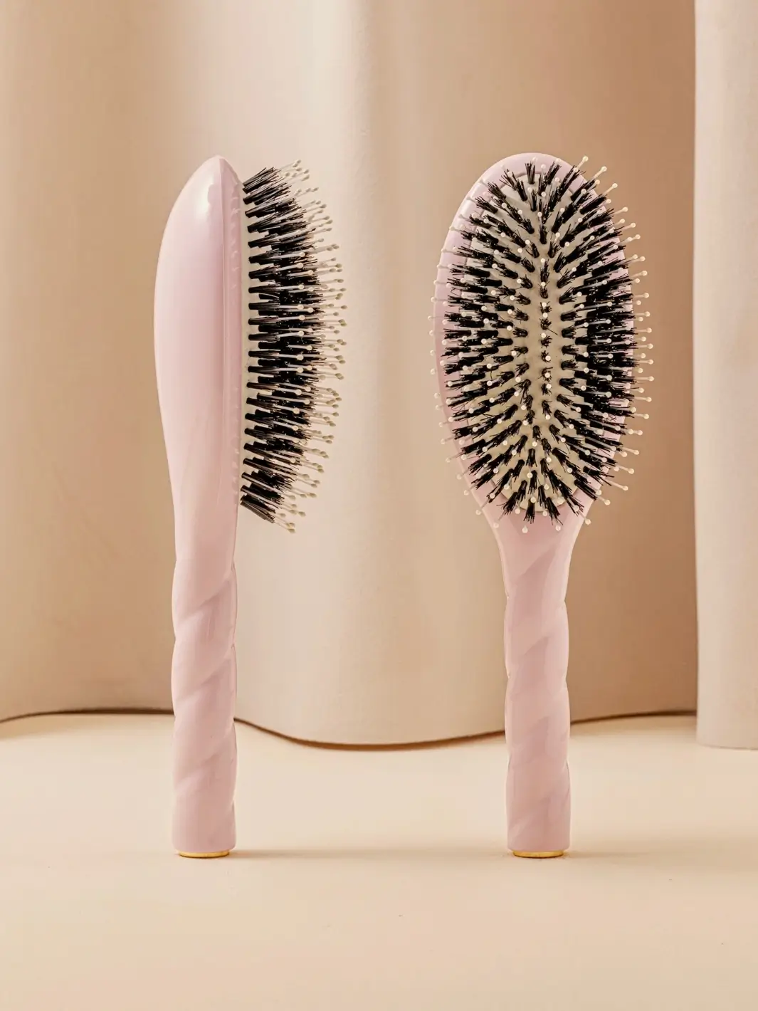 N.03 Large The Essential Softness & Sensitive Scalp Brush - Image 37