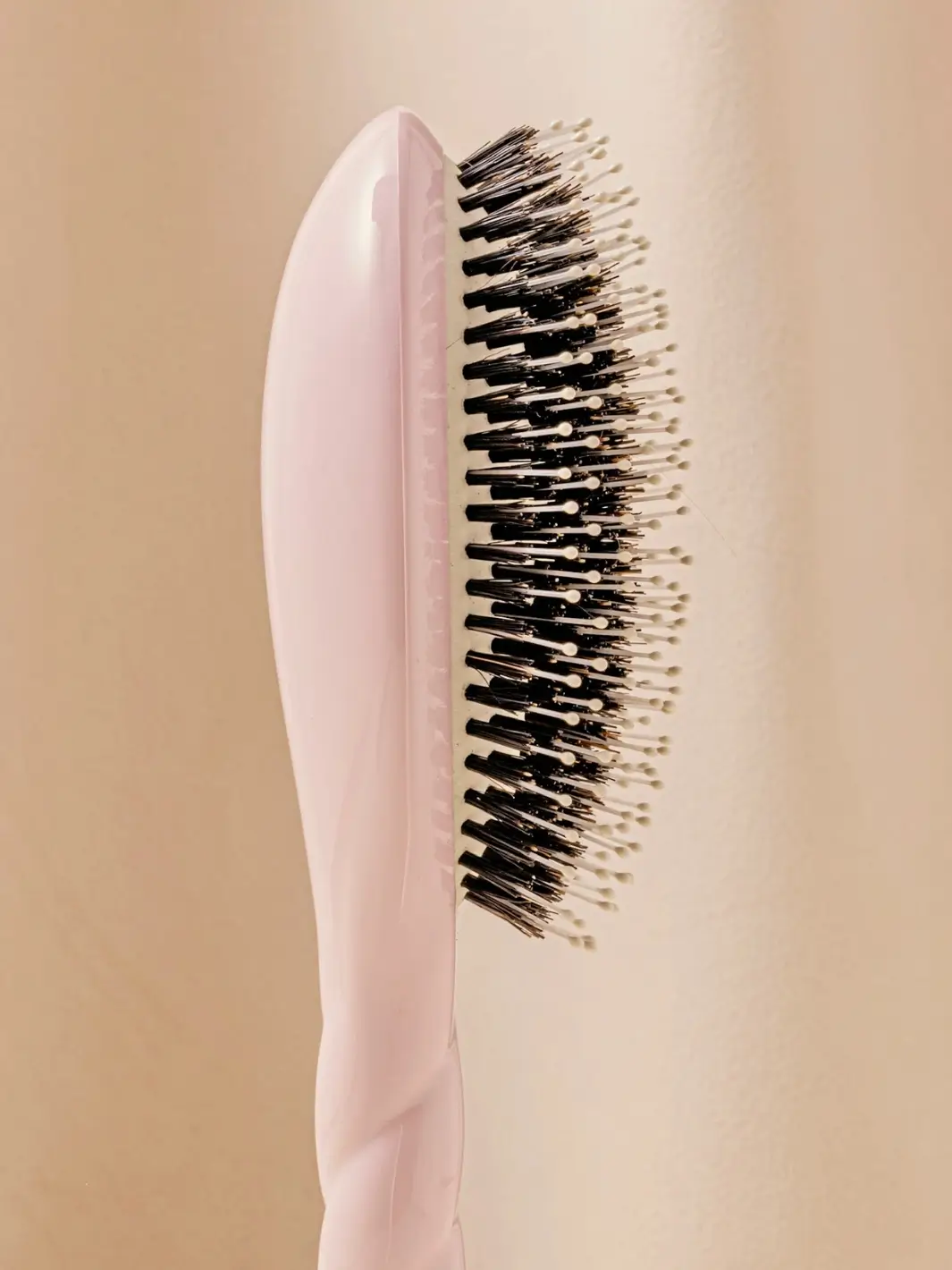 N.03 Large The Essential Softness & Sensitive Scalp Brush - Image 38