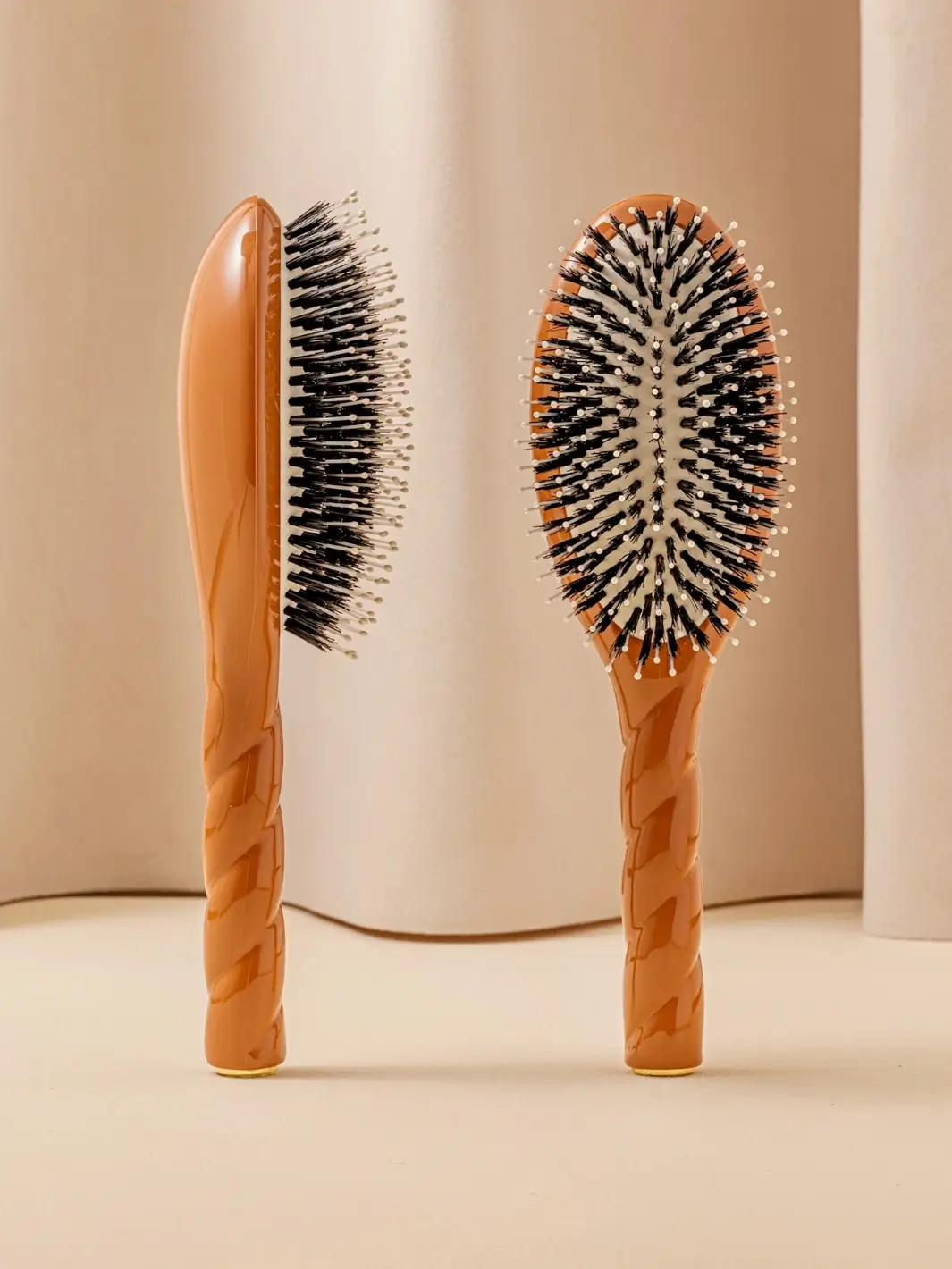 N.03 Large The Essential Softness & Sensitive Scalp Brush - Image 43