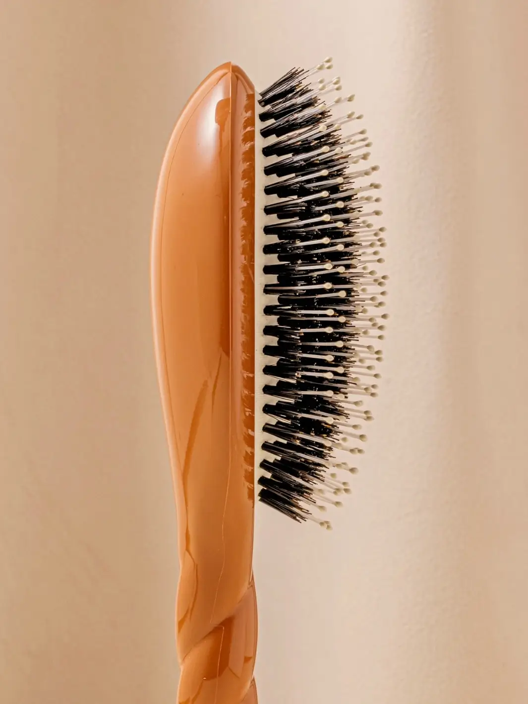 N.03 Large The Essential Softness & Sensitive Scalp Brush - Image 44