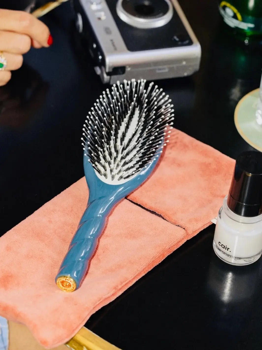 N.03 Large The Essential Softness & Sensitive Scalp Brush - Image 7