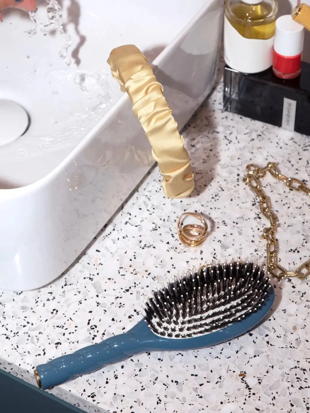 N.03 Large The Essential Softness & Sensitive Scalp Brush - Image 8