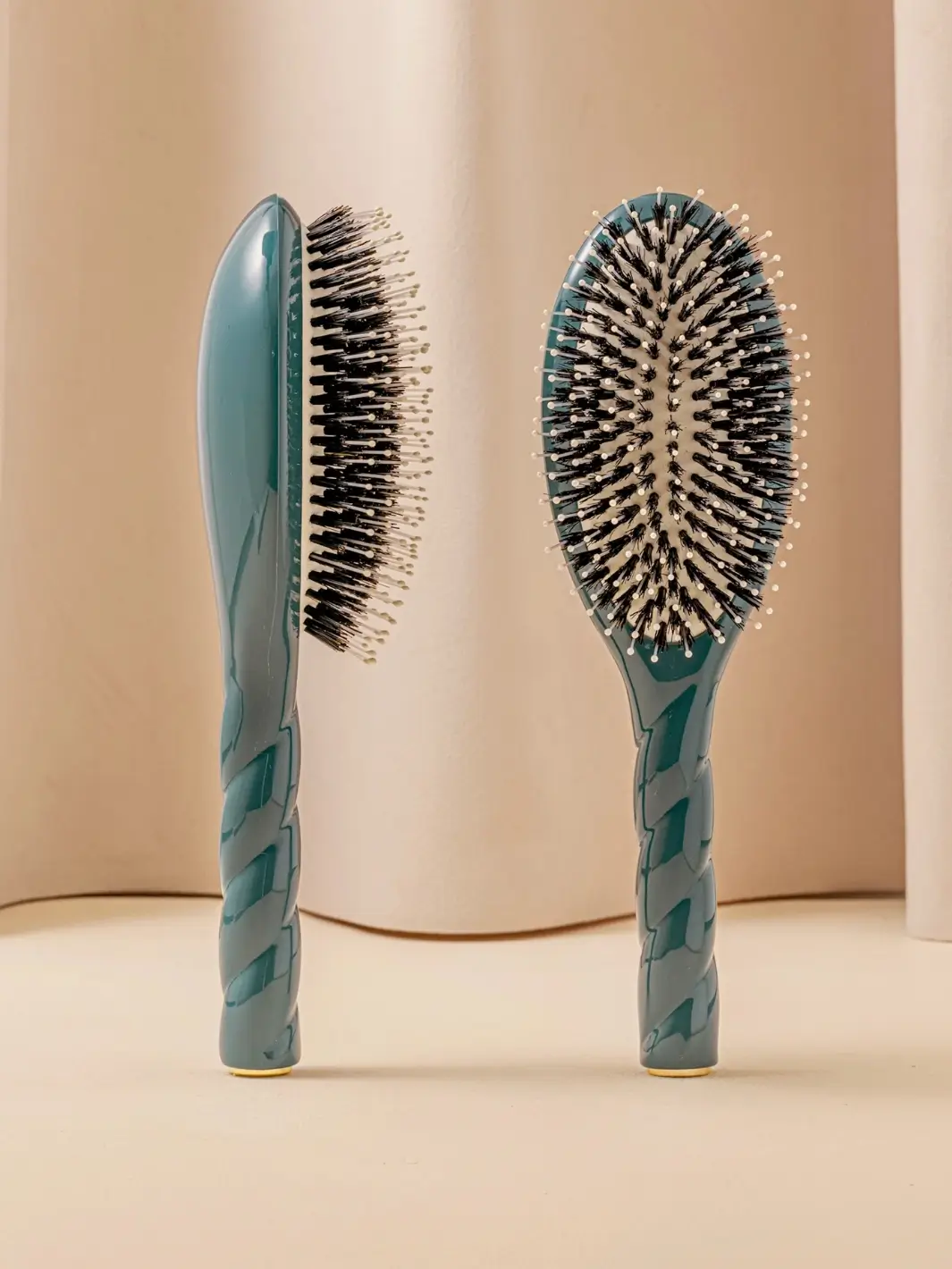 N.03 Large The Essential Softness & Sensitive Scalp Brush - Image 9