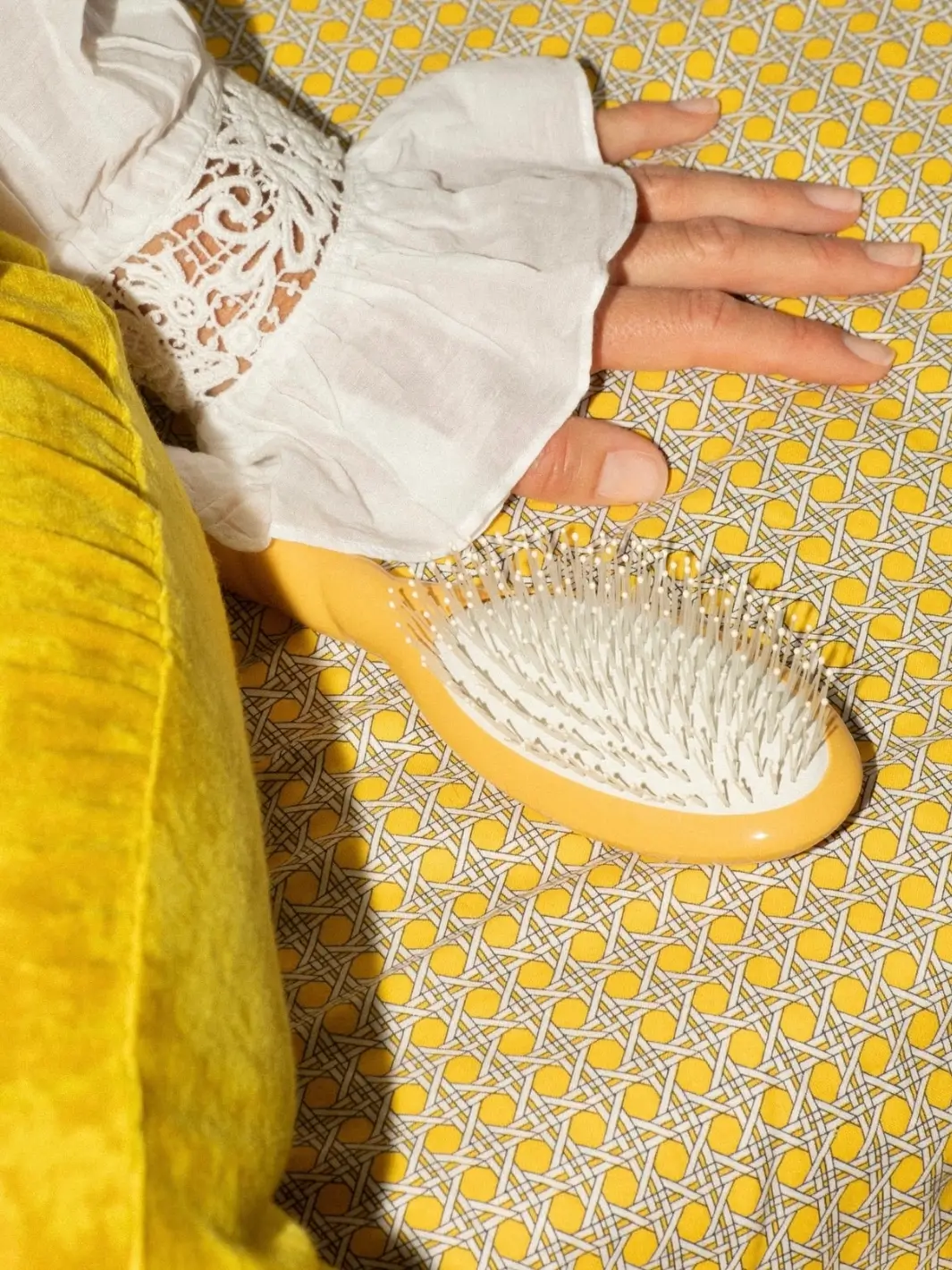 N.04 Large The Detangling & Massaging Miracle Brush - Image 9